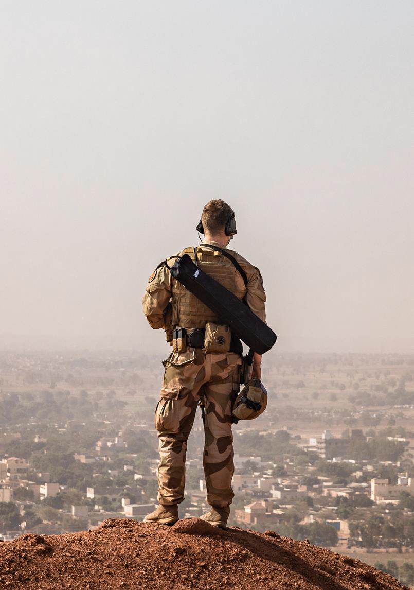 Styrkebeskyttelsesoldat fra NORTAD III på høyderekognosering i Bamako.