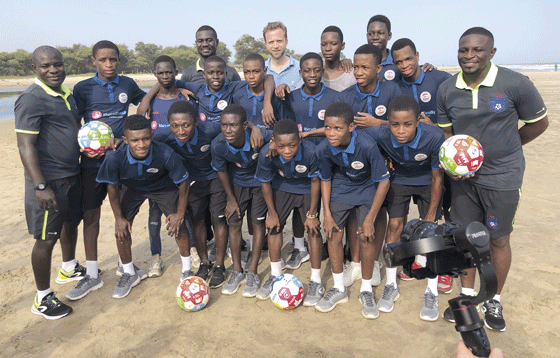 Figur 3.1 Utviklingsminister Nikolai Astrup har med seg fotballer med symboler for de 17 bærekraftsmålene for å sette søkelys på miljø og utvikling, Ghana mars 2018.