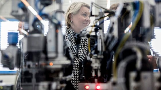 Næringsminister Monica Mæland ser på roboter i Tyskland