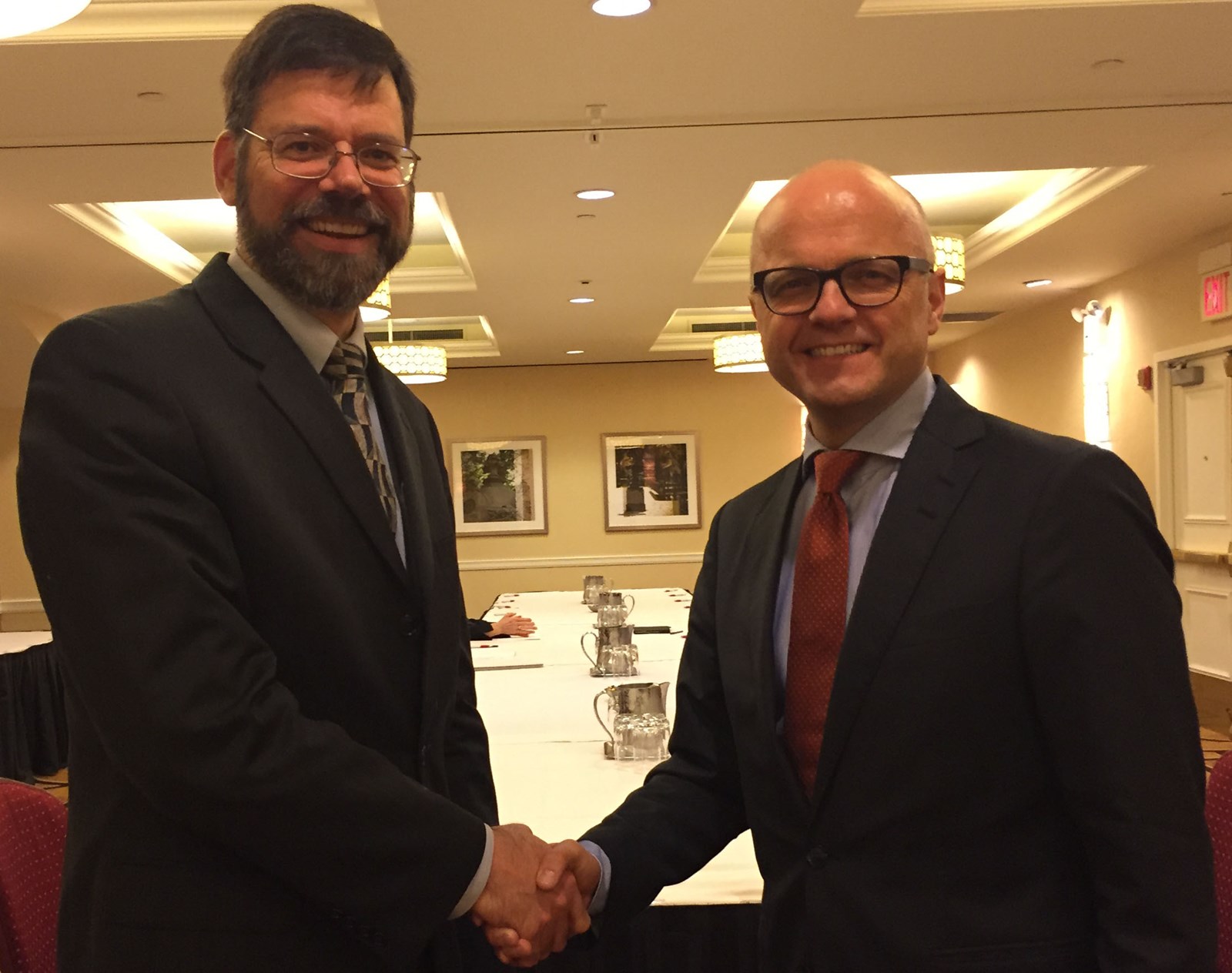 Klima- og miljøminister Vidar Helgesen og USAs nye klimaforhandler Jonathan Pershing diskuterte oppfølging av Parisavtalen i New York. Foto: Klim- og miljødepartementet.