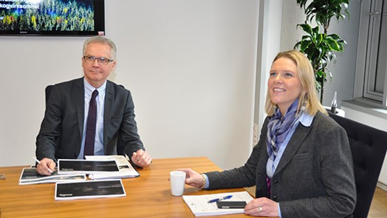 Styreleder i Statskog SF, Gunnar Olofsson, presenterte i dag utredningen om privatisering av foretakets skogvirksomhet for landbruks- og matminister Sylvi Listhaug. Foto: Landbruks- og matdepartementet Styreleder i Statskog SF, Gunnar Olofsson, presenterte i dag utredningen om privatisering av foretakets skogvirksomhet for landbruks- og matminister Sylvi Listhaug. Foto: Landbruks- og matdepartementet