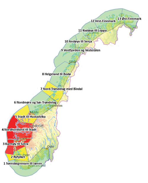 Figur 13.12 Produksjonsområder i havbruksnæringen og vurdering av miljøpåvirkning ved kapasitetsvurderingen i 2022. Grønt angir akseptabel, gult moderat og rødt uakseptabel miljøpåvirkning.