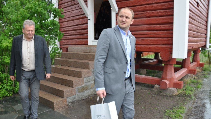 Landbruks- og matminister Jon Georg Dale var første kunde då Marius Egge opna sit gardsutsalg på Egge Gård i Lier.