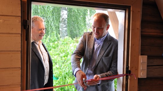 Landbruks- og matminister Jon Georg Dale åpna i dag fyrste utsalsstad for gardssal av alkoholhaldig drikke på Egge Gård, saman med eigar av Egge Gård, Marius Egge.