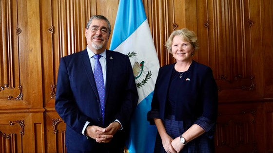 Bilde av Tvinnereim og president Arévalo stående foran Guatemalas flagg