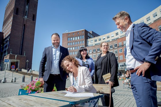  forbindelse med signeringsseremonien deltok Konstituert administrerende direktør i Celsio, Knut Inderhaug, byråd for næring og eierskap Victoria Marie Evensen og olje- og energiminister Terje Aasland. 