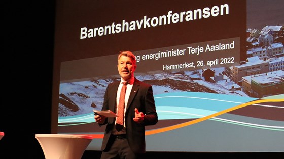 Bilde av olje- og energiminister Terje Aasland under innlegget på Barentshavkonferansen.