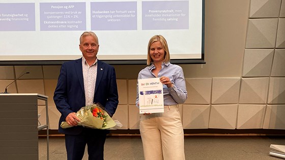 Bilde av Knut Storberget og Guri Melby under overrekkelsen av rapporten om finansieringen av private barnehager