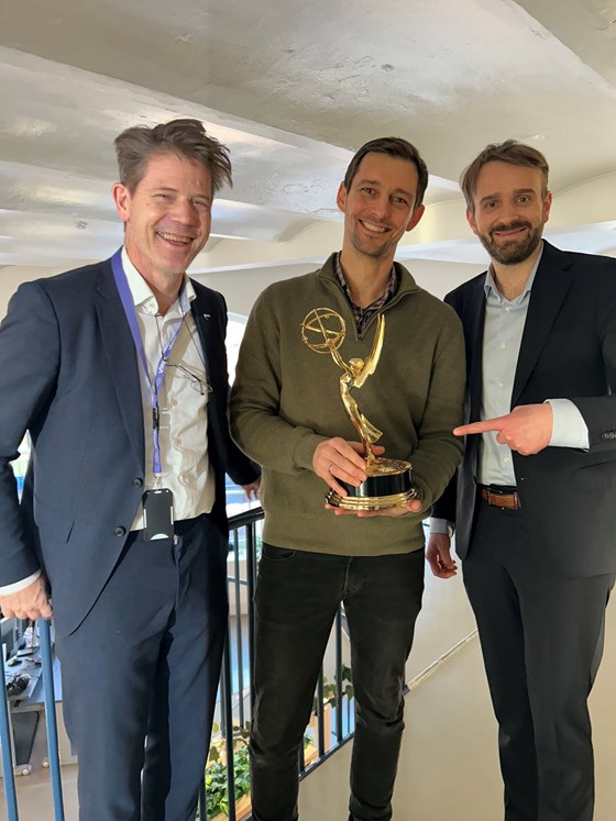 Næringsminister Jan Christian Vestre og administrerende direktør i Virke, Bernt Gudmund Apeland på besøk hos Thomas Reppen  i Storm Studios. Storm Studios vant en Emmy-pris for beste visuelle effekter for sitt arbeid med HBO-serien The Last of us.