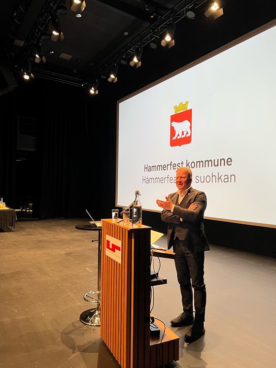 Statsråd Sigbjørn Gjelsvik på talerstolen i Arktisk senter i Hammerfest.