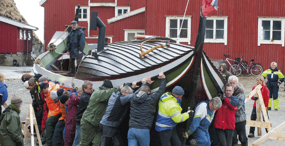 Figure 8.4 Enthusiasts from the Salta Coastal Association put their backs into getting “Nordlendingen” back into the water after a winter on land.
