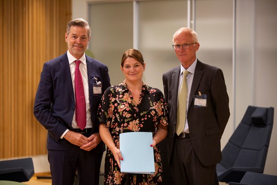 Næringsministeren signerer avtalen, sammen med styreleder i Institutt for energiteknikk Olav Fjel