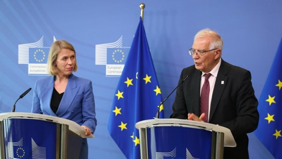 To ministere på talerstol