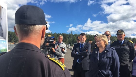Statsminister Erna Solberg og justis- og beredskapsminister Tor Mikkel Wara på grunnsteinsnedleggelsen for nytt nasjonalt beredskapssenter på Taraldrud i Ski kommune.