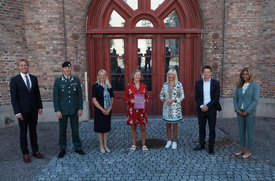 Utvalgsleder Berit Svendsen (i midten i rødt), leder for Svendsen-utvalget, sammen med utvalget (f.v.) Christian Chramer, Terje Hanssen, Solveig Hellebust, Marit Warncke, Øystein Bakken og Kathleen Offman Mathisen under presentasjonen av Svendsen-utvalgets rapport i Oslo 24. juni 2020.