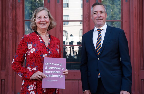 Forsvarsminister Frank Bakke-Jensen og utvalgsleder Berit Svendsen, leder for Svendsen-utvalget ved overleveringen av deres rapport.