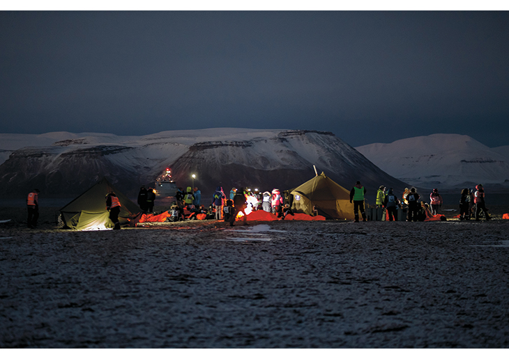 Figur 10.3 Øvelse Svalbard. Passasjerer fra ulykkesfartøyet ble kastet/hoppet i vannet i Billefjorden. Sysselmannens helikoptre evakuerte passasjerer inn til land (Brucebyen) hvor det ble etablert et midlertidig mottak. Her jobbet politi, helse og frivillige fr...