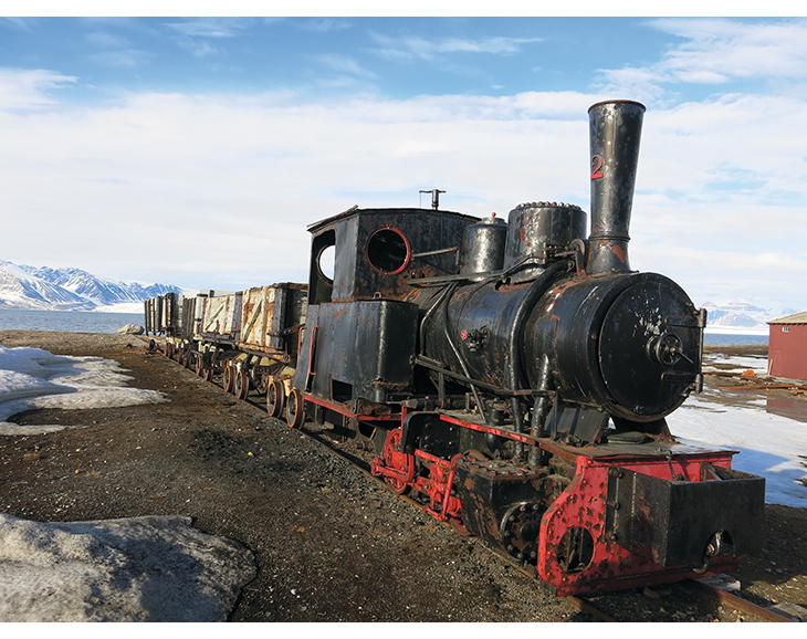 Figur 7.5 «Toa»: Damplokomotiv nr. 2 ble produsert i Berlin i 1909 og kom til Ny-Ålesund i 1917. Lokomotivet ble brukt i kulltransporten fra daganleggene ved gruvene og til utskipningskaia før lastebiler overtok jobben. I forbindelse med Kings Bays 100-årsjubi...