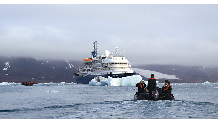 Figur 9.1 Turisme – Cruisebåt med gummibåter.