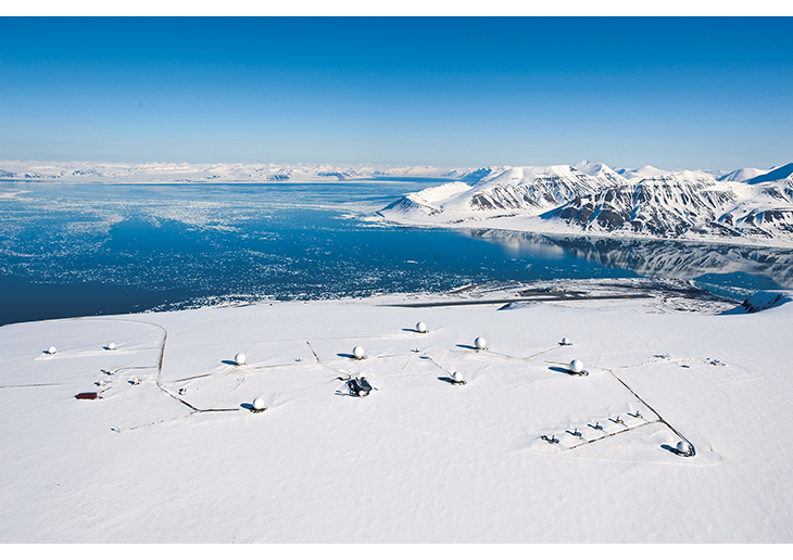 Figur 9.2 Svalbard satelittstasjon. Ved fjorden ser man Svalbard lufthavn, Longyear.
