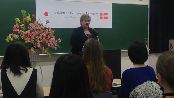 Prime Minister Erna Solberg giving her speech at Ochanomizu University in Japan.