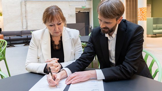 Styreleder i KS, Gunn Marit Helgesen, og helse- og omsorgsminister Jan Christian Vestre