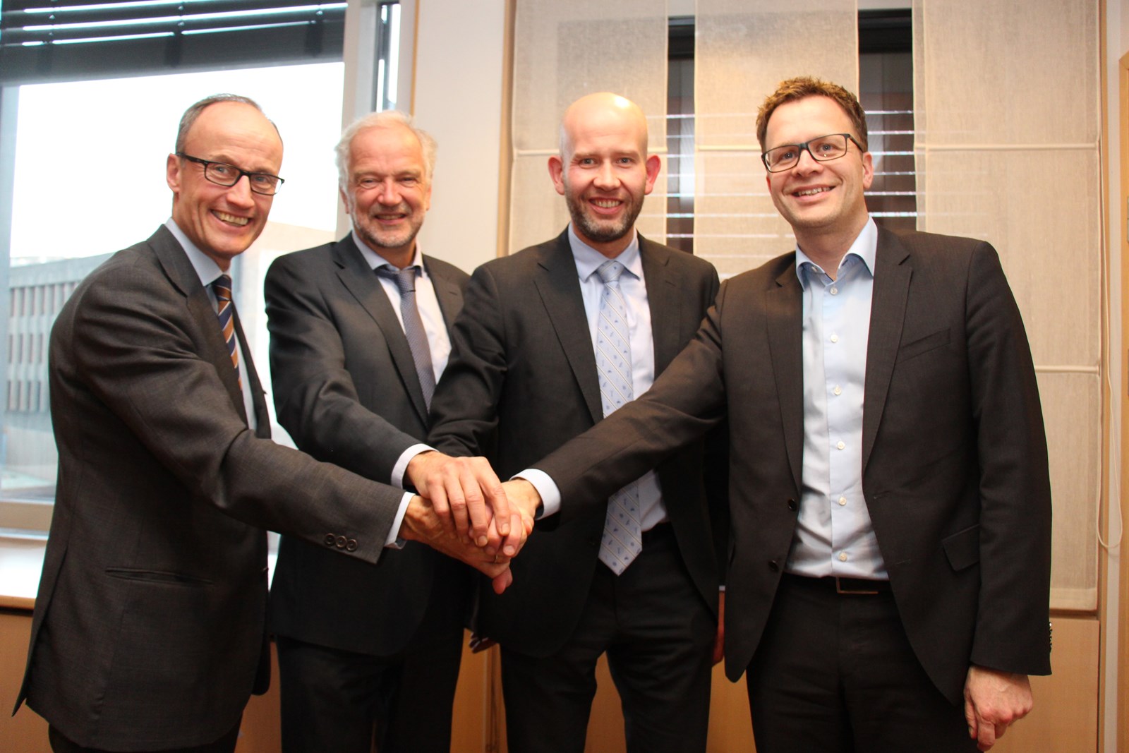 Fra avtalesigneringen i dag. Fra venstre Nils Kristian Nakstad, adm.dir Enova, Tore Holm, styrelder, olje- og energiminister Tord Lien og ekspedisjonssjef i OED Andreas Eriksen (foto: EBM/OED).