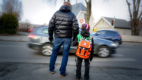 Far og sønn på skolevei