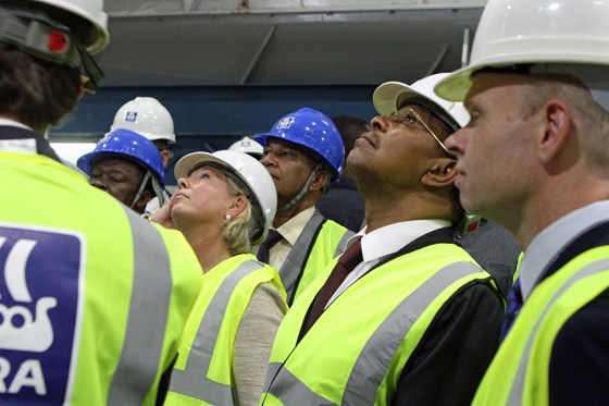 Næringsminister Monica Mæland (H), Tanzanias president Jakaya Kikwete og Yara-sjef Svein Tore Holsether (til venstre) åpner Yaras nye gjødselsterminal i Tanzanias hovedstad Dar es Salaam.