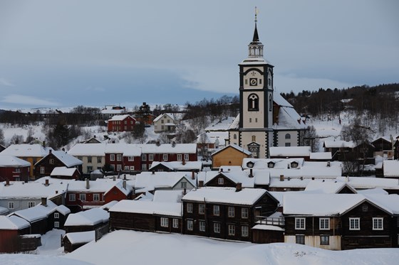 Kirke og lav trehusbebyggelse på Røros