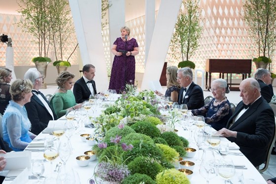 Statsminister Erna Solberg taler til kongeparet på jubileumsmiddagen i Operaen 10. mai 2017.