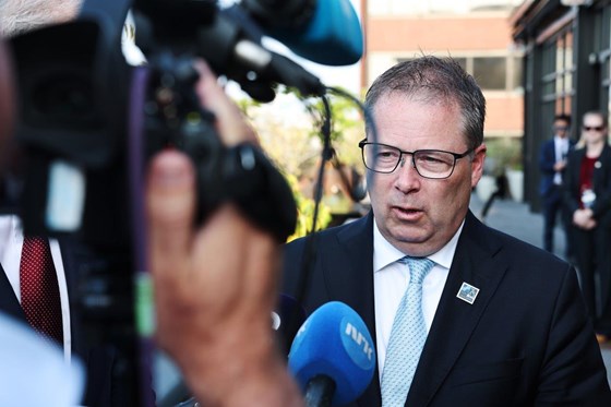 Forsvarsministeren blir intervjuet av NRK