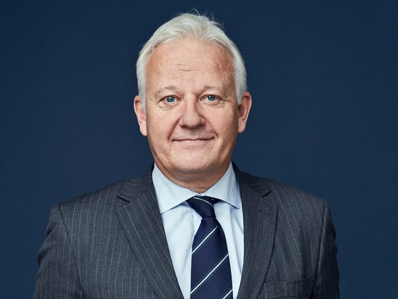 https://www.riksadvokaten.no/bildegalleri/ Portrettfoto av Jørn Sigurd Maurud