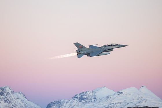 Flere av F-16 flyene skal til Danmark for utdannelse av ukrainske piloter. Forsvarsminister Bjørn Arild Gram (Sp) var med på en av de siste turene før de  reiser.