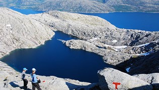 Utsikt østover fra fjellene De syv søstre, Nordland. Foto: Marianne Gjørv.