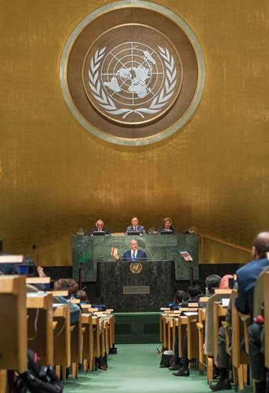 Israels statsminister Benjamin Netanyahu holder opp den nyeste boken til ayatollah Khamenei i sin tale i generaldebatten. Foto: Cia Pak, FN
