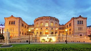 Stortinget fotografert i kveldslys