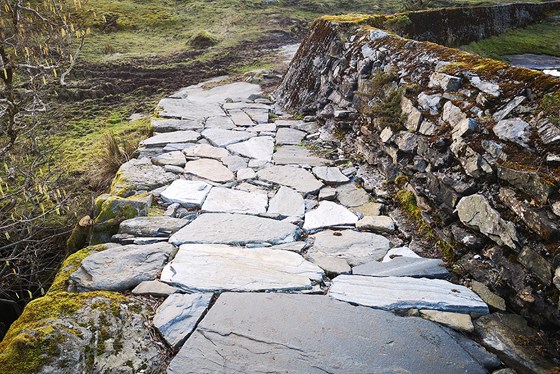 Sherpaer er hyra inn  til steinlegging av nokon av dei mest belasta turstiane.