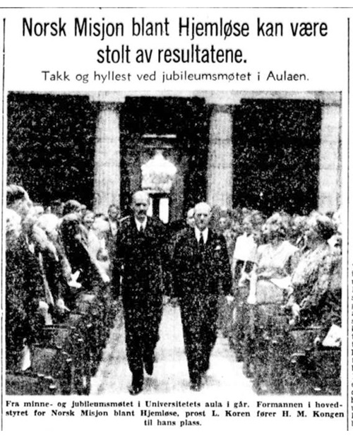 Figur 4.3 Kong Haakon og formannen i Norsk misjon blant hjemløses hovedstyre i 1947, prost L. Koren, ankommer minne- og jubileumsmøtet i Universitetets aula i anledning Misjonens 50-årsjubileum. (Aftenposten 20.9.1947)