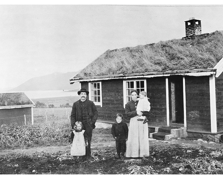 Figur 4.6 Familien Godin Hagvald og Anna Marie Nikolaysen på Svanviken, 1910.