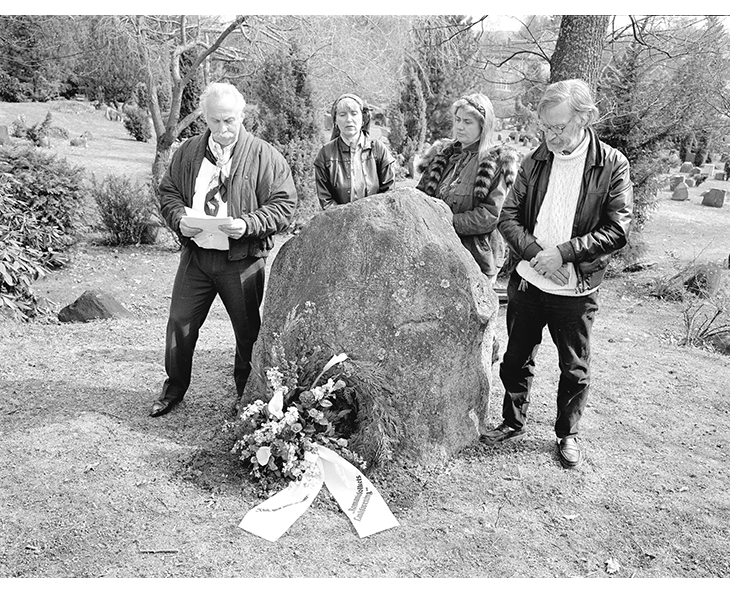 Figur 4.8 Minnemarkering ved «Skammens stein», Ris kirkegård. Fra v. Leif Bodin Larsen, Eva Larsen, Bodil Øyhus og Harald Viborg Marthinsen.