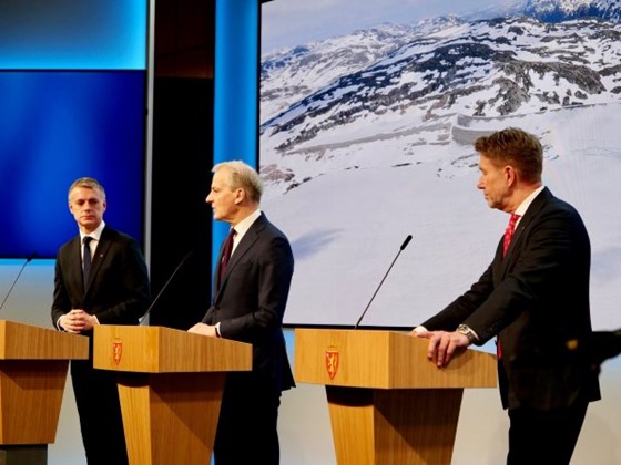 Statsminister Jonas Gahr Støre og olje- og energiminister Terje Aasland holdt fredag 27. januar en pressekonferanse der de orienterte om tiltak for å bedre forsyningssikkerheten for kraft i Norge. Vassdrags- og energidirektør Kjetil Lund var også til stede og holdt en kort presentasjon.