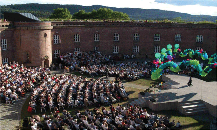Figur 3.1 Kulturinstitusjonene i forsvarssektoren har et betydelig samarbeid med andre aktører, som bidrar til et bredt kulturtilbud for samfunnet. Dette bildet er fra et arrangement ved Oscarsborg festning