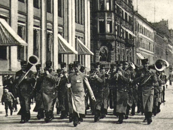 Figur 7.7 Forsvarets annen brigades musikkorps marsjerer ned Karl Johansgate