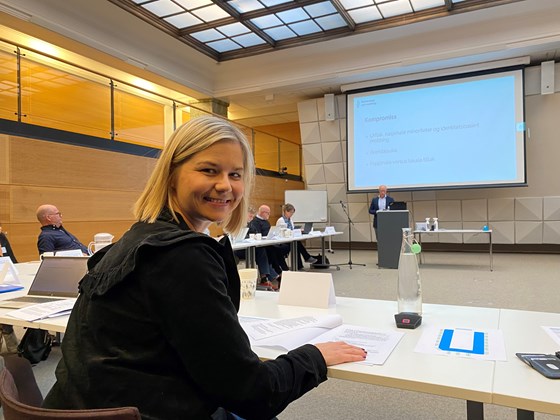 Bilde av Guri Melby i møte med partane i Partnerskap mot mobbing.