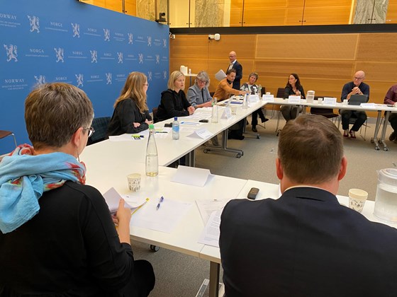 Bilde av Guri Melby i møte med partane i Partnerskap mot mobbing.