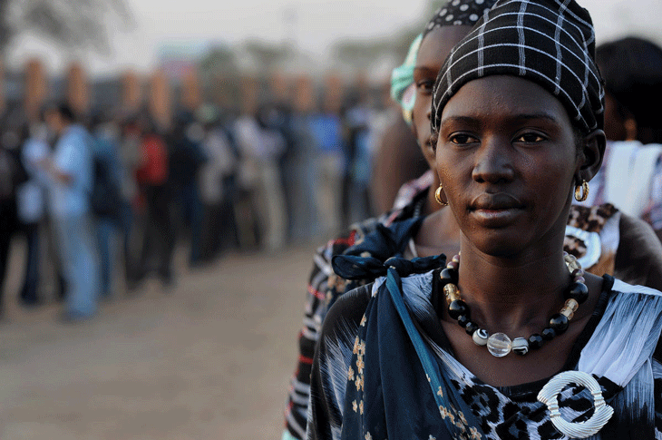 Figur 3.2 Mulighet til å utøve demokratiske rettigheter er ikke dagligdags alle steder i verden. Lange køer, verdighet og høytid preget folkeavstemningen om Sør-Sudans løsrivelse fra Sudan i 2011.