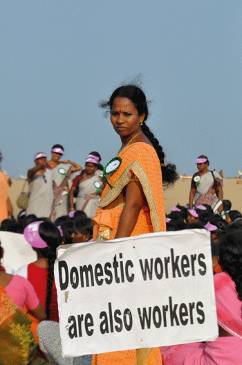 Figur 4.8 Hushjelper demonstrerer for retten til anstendige arbeidsforhold i India.