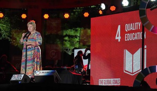 Statsminister Erna Solberg snakker om satsing på utdanning foran 60.000 mennesker i New Yorks Central Park, minutter før Beyoncé går på scenen under Global Citizen Festival. Foto: Ragnhild H. Simenstad, FN-delegasjonen