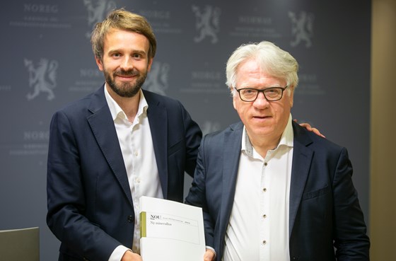 Næringsminister Jan Christian Vestre og utvalgsleder Ernst Nordtveit.
